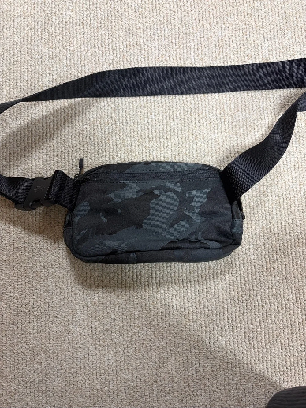 lululemon athletica Black & Dark Green Camo Crossbody Bag - Picture 2 of 4